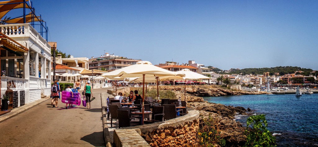 Die Promenade von Cala Ratjada schlängelt sich entlang der Küste und lädt zur Pause ein - mit tollem Ausblick