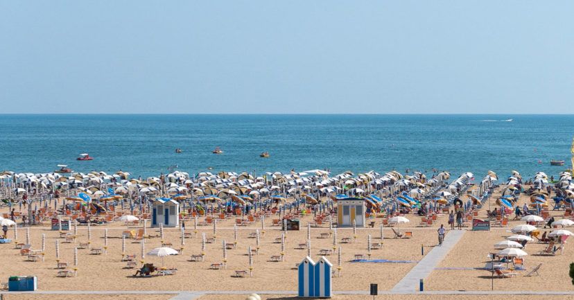 Bezahlbarer Strandurlaub für Familien während der Sommerferien: So geht’s!