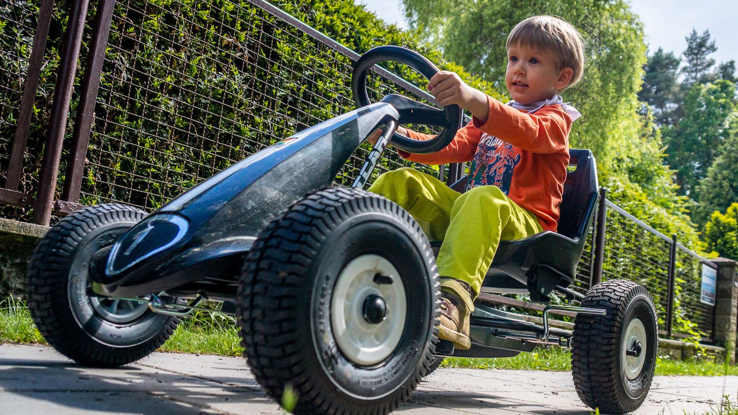 Gokart fahren bringt Spaß und macht auch noch schlau www.schulferien.eu