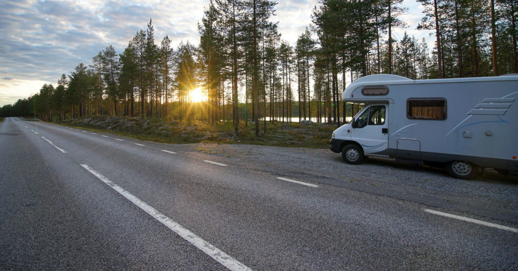 Camping Schweden - Straße und Wohnmobil