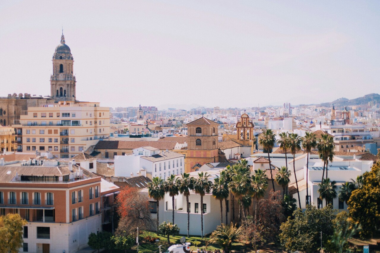 Familienurlaub in Malaga – Blick auf die Altstadt mit Palmen