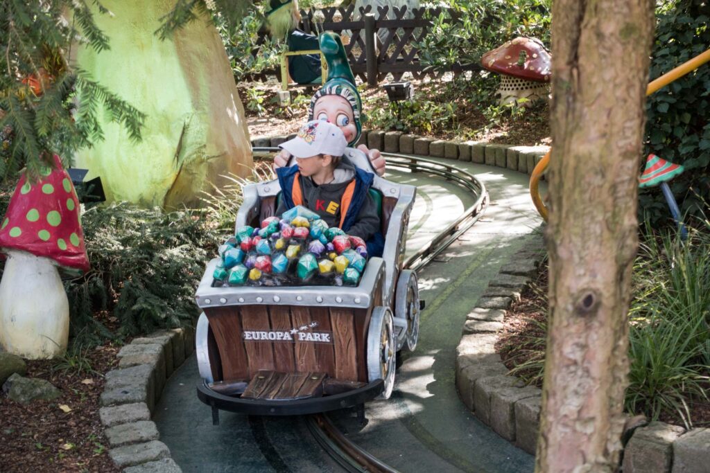 Europa-Park mit Kleinkind und Baby bei einer Fahrt mit der Parkbahn
