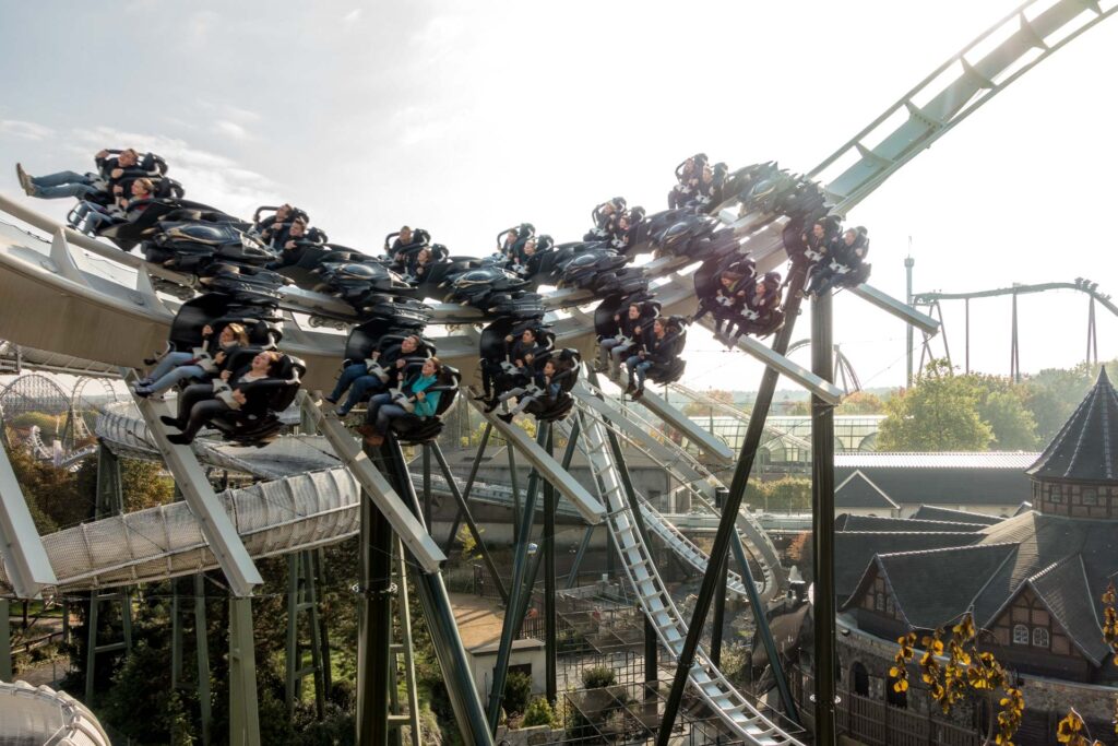 Heide Park mit Kleinkind zwischen Kinderbereichen und Achterbahnen