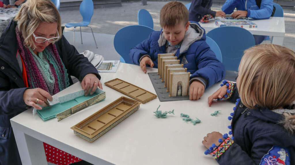 Ravensburger Spieleland mit Kindern beim gemeinsamen Puzzeln