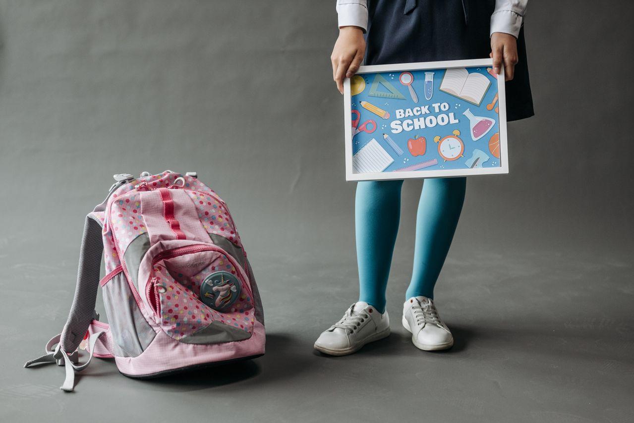 Schulstart vorbereiten – Unterlagen ordnen: Kind mit Schulranzen