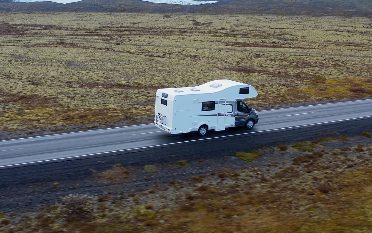 Wohnmobil auf einer Straße in Island — Sommerferien-Roadtrip mit Familie