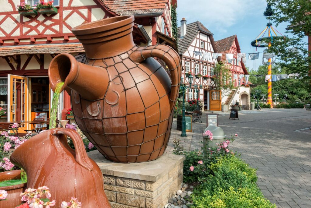 Erlebnispark Tripsdrill: hinter dem Eingang