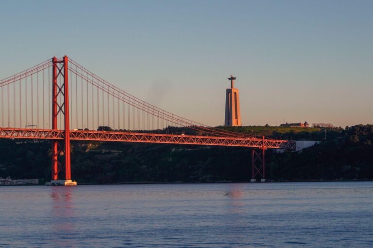 Blick über Lissabon mit Brücke und Christusstatue am Tejo