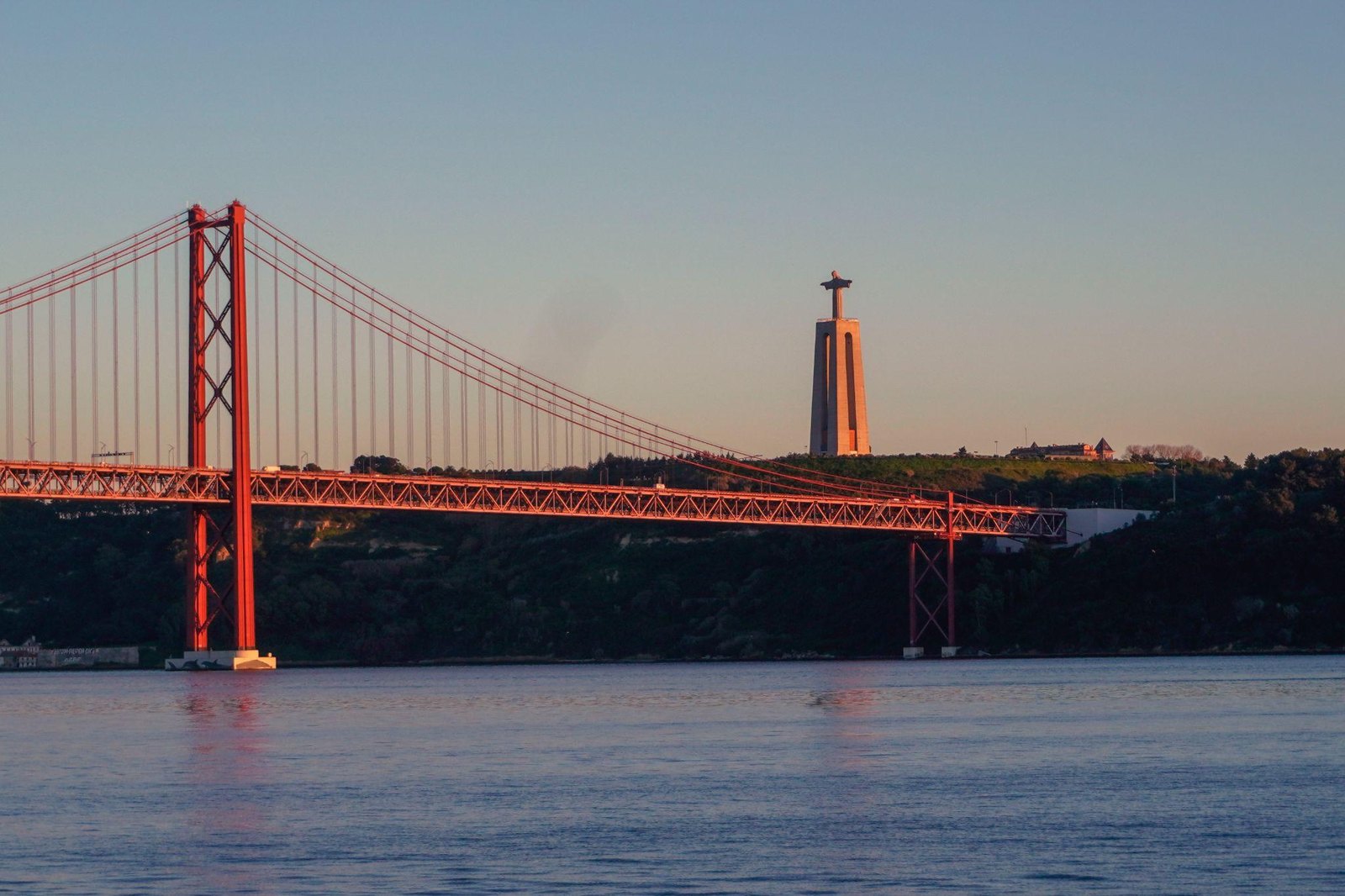 Blick über Lissabon mit Brücke und Christusstatue am Tejo