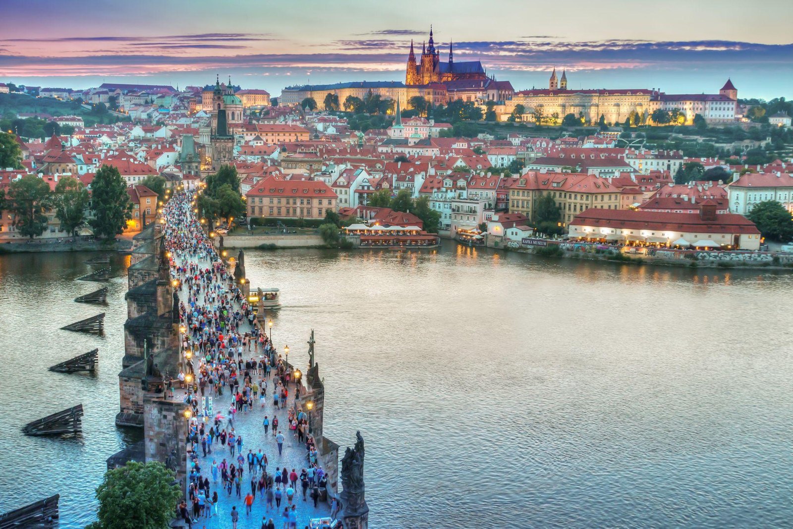 Karlsbrücke in Prag mit Passanten über der Moldau