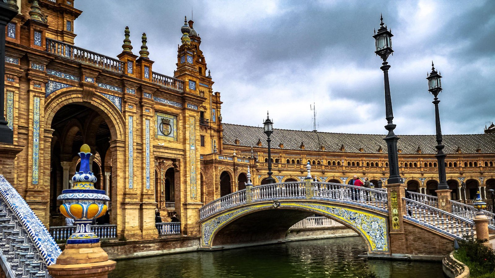 Platz in Sevilla mit andalusischer Architektur