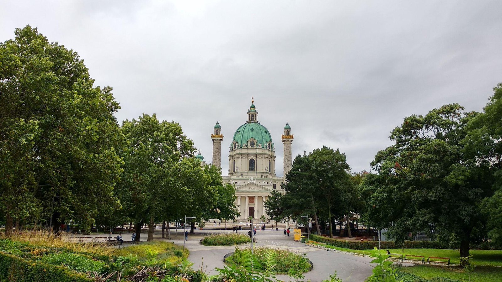 Die Karlskirche in Wien mit ihrer Kuppel und den beiden Säulen